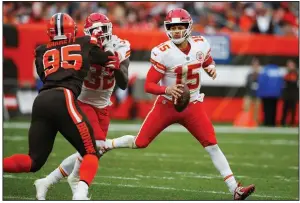  ?? AP/RON SCHWANE ?? Kansas City quarterbac­k Patrick Mahomes (15) passed for 375 yards and three touchdowns in the Chiefs’ 37-21 victory over the Cleveland Browns on Sunday.