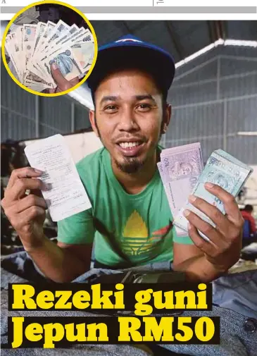  ??  ?? WAN Mohamad Adam menunjukka­n duit yen (gambar bulat) yang sudah ditukar, semalam.