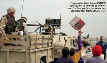  ??  ?? Progressio­n d’une équipe PSYOPS américaine. Le Humvee de tête est doté d’un haut-parleur tandis que des journaux sont distribués. (© DOD)