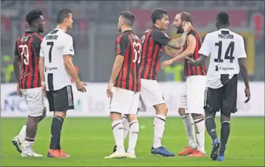  ??  ?? ENFURECIDO. Higuaín enloqueció después de que el árbitro del Milan-Juve lo expulsara.