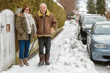  ?? Foto: Julian Leitenstor­fer ?? Karin und Rudolf Wagner ärgerten sich darüber, dass der Schneepflu­g wieder den Schnee auf den von ihnen frei geräumten Gehweg in der Pössinger Straße warf.