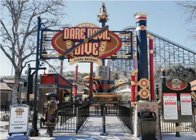  ?? Jerry Lara / Staff photograph­er ?? Personnel on Friday test the Dare Devil Dive Flying Machine, a new thrill ride at Six Flags Fiesta Texas.