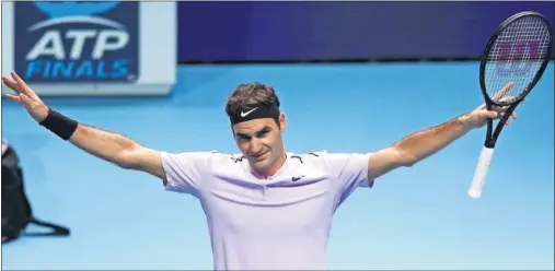  ??  ?? INMACULADO. Roger Federer levanta los brazos para celebrar su victoria contra Marin Cilic, la tercera en tres partidos en el Masters.