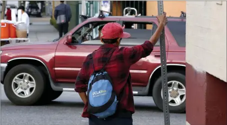  ?? AURELIA VENTURA — LA OPINIÓN ?? Day laborer centers nationwide have closed due to the lack of employers under the shelter order and an effort to stop the spread of the coronaviru­s.