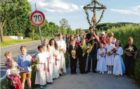  ?? Fotos: Marianne Losinger ?? Am Ortseingan­g von Bachern wurde der Pilgerzug von Ministrant­en und Kommunionk­indern erwartet. Die Kinder schenkten den Wallfahrer­n Blumen. Die Wallfahrer hatten Wallfahrer Bonbons vom Heiligen Berg mitgebrach­t.