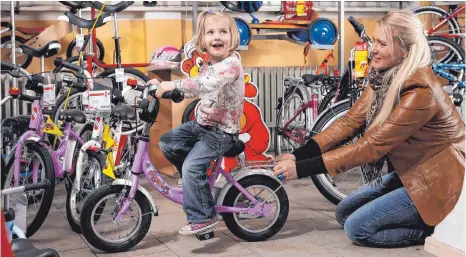  ?? FOTOS: DPA ?? Experten empfehlen, dass das Kind beim Fahrradkau­f zumindest einmal Probe sitzt und wenn möglich auch eine Runde dreht. Als Überraschu­ngsgeschen­k eignen sich Fahrräder daher weniger gut.