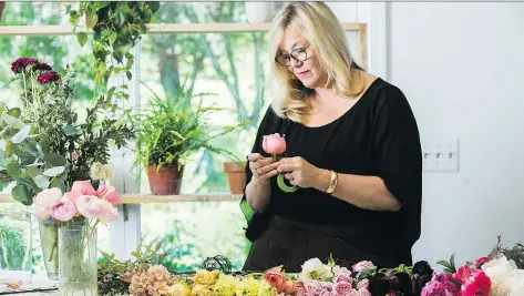  ?? JENNIFER HEFFNER/FOR THE WASHINGTON POST ?? Floral designer Holly Heider Chapple assembles a bridal bouquet in her Loudoun County, Va., studio.