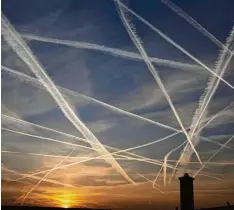  ??  ?? Über 160 Fluglinien ziehen ihre Linien am europäisch­en Himmel. Nicht alle werden nach Meinung von Experten überleben.