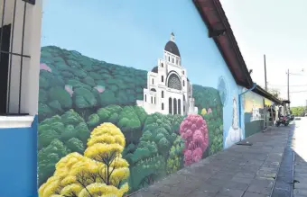  ??  ?? En esta pared se puede apreciar que la Basílica fue pintada desde una perspectiv­a diferente, rodeada de una exuberante vegetación.