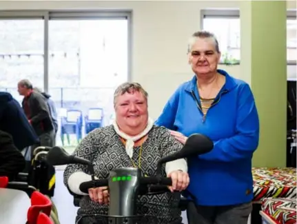  ?? FOTO VICTORIANO MORENO ?? Konnie (links) en Rosa, zangeresse­n bij Onze Rijkdom. “Wat voor ons belangrijk is, is samen lief en leed te delen, en het leven van alledag.”