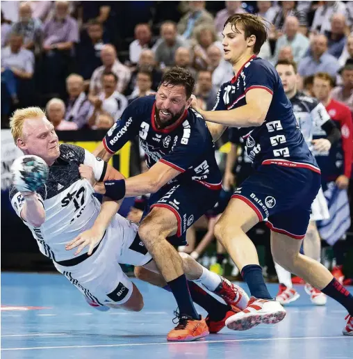  ??  ?? Titelkampf: Das direkte Duell im Mai gewannen Patrick Wienceks (l.) Kieler, doch Flensburg hat vor dem heutigen Fern-Duell um die Schale die Nase vorn.