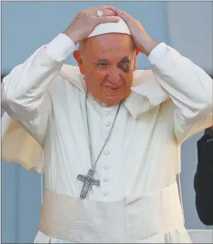  ?? AP ?? GRIETA: “El Papa llega y se termina la discusión”, dicen que bromea Francisco.