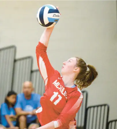  ?? ANDREW BURKE-STEVENSON/DAILY SOUTHTOWN ?? Mother McAuley’s Keira Ohse serves the ball against Joliet Catholic on Tuesday.