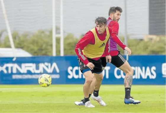  ??  ?? Ante Budimir y David García, durante un lance del entrenamie­nto que completó Osasuna en la mañana de ayer en las instalacio­es de Tajonar.