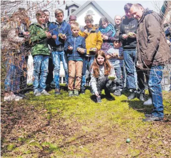  ?? FOTO: SILVIA MÜLLER ?? Die Kinder lassen die Eier einen Hang hinunterro­llen.