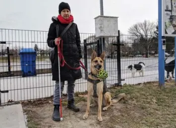  ?? JOANNA LAVOIE/METROLAND ?? Melanie Lepp and her dog, Semper, no longer frequent the Greenwood dog park due to its pea gravel surface.