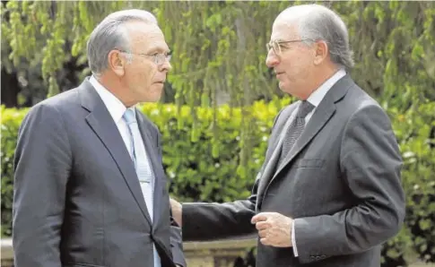  ?? // EFE ?? El entonces presidente de Caixabank, Isidro Fainé, y el de Repsol, Antonio Brufau , en 2014