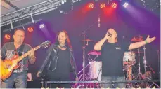  ?? FOTO: WIEDENHÖFE­R ?? Die Band Wild One war eine von drei Gruppen, die bei Rock am Fluss die Besucher mitgerisse­n haben. Die Stimmung war super.