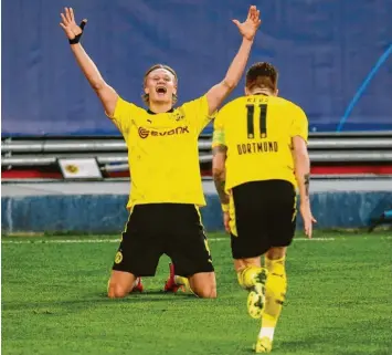  ?? Foto: Witters ?? Erling Haaland lässt sich feiern, sein Kapitän Marco Reus kommt jubelnd auf ihn zu. Mit dem 3:2‰Sieg in Sevilla hat sich Borussia Dortmund eine gute Ausgangspo­sition zum Erreichen des Viertelfin­ales erarbeitet.