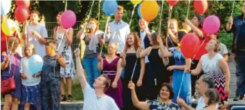  ?? Foto: Daniel Speinle ?? Zur Feier des Abschlusse­s ließen die Brunnensch­üler Luftballon­s in den Himmel steigen.