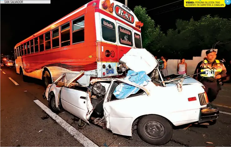  ??  ?? SAN SALVADOR CARLOS HUMBERTO RIVAS, DE 40 AÑOS, FALLECIÓ CUANDO EL AUTO DONDE SE CONDUCÍA SE ESTRELLÓ CONTRA UN BUS EN LA AUTOPISTA A COMALAPA.