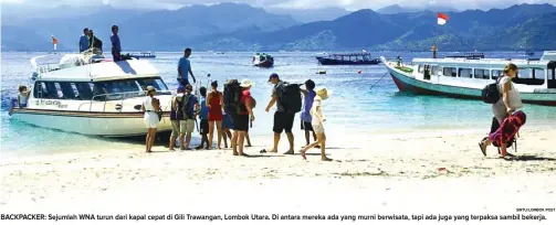  ?? SIRTU/LOMBOK POST ?? BACKPACKER: Sejumlah WNA turun dari kapal cepat di Gili Trawangan, Lombok Utara. Di antara mereka ada yang murni berwisata, tapi ada juga yang terpaksa sambil bekerja.