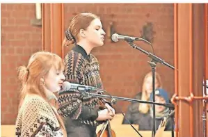  ?? FOTO: KAPELLENVE­REIN ?? Anne Mosters und Hera Becks aus Alpen sangen moderne weihnachtl­iche Lieder.