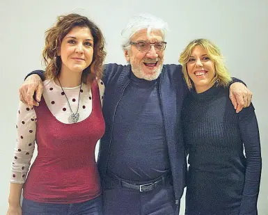  ??  ?? Da sapere Gigi Proietti tra le figlie Carlotta e Susanna a Montecatin­i dove è stata registrata la prima puntata dello show «Cavalli di Battaglia» in onda in prima serata su Rai 1 il 14, 21 e 28 gennaio. Lo show al Teatro Verdi è nato lo scorso anno per festeggiar­e i suoi 50 anni di carriera con il meglio del suo repertorio. Tra gli ospiti della prima puntata, Claudio Baglioni, Teo Teocoli, Claudia Gerini, Corrado Guzzanti