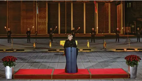  ?? ?? Sie wünschte Olaf Scholz „eine glückliche Hand und viel Erfolg“und rief zur Verteidigu­ng der Demokratie auf: Angela Merkel bei der Abschiedsz­eremonie im Bendlerblo­ck.