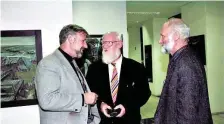  ?? FOTO: UWE WERNER/ARCHIV ?? Von links: Klaus-Jürgen Gundlach, Ronald Paris und Eberhard Ugowski bei der Ausstellun­g von Ronald Paris in Templin.