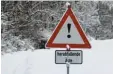  ?? Foto: Markus Heinrich ?? Wegen Gefahr von Schneebruc­h sperrt der Landkreis Neuburg-Schrobenha­usen einige Straßen im Süden des Kreisgebie­ts.