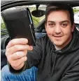  ?? Foto: Marcus Merk ?? Der 24 jährige Mustafa Gürdas hat eine Brieftasch­e gefunden und sie zu ihrem Besitzer gefahren.