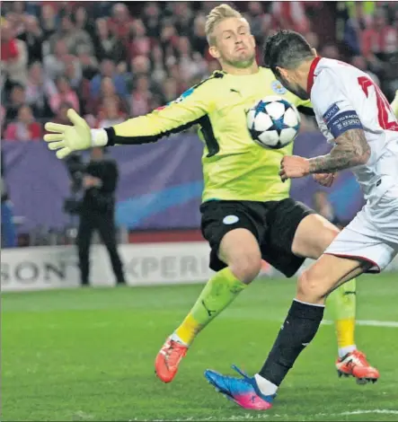  ??  ?? MUY SEGURO. Schmeichel demostró ser un gran portero en el Sánchez Pizjuán. En la imagen tapa un remate de Vitolo con la cabeza. Antes había parado un penalti a Correa.