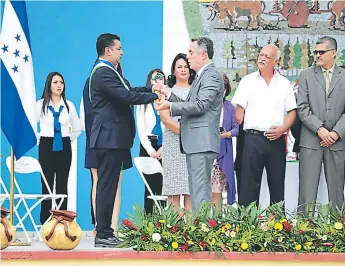  ?? FOTO: EL HERALDO ?? El alcalde de Siguatepeq­ue, Juan Carlos Morales, asume el cargo por segundo período.