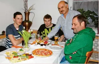  ?? Fotos: pae ?? Mehmet Türkeli (stehend) ist gerne Gastgeber – auch über Mindelheim hinaus schätzen seine Gäste das reichhalti­ge Speiseange­bot im Gasthaus „Rose“, aber auch den herzlichen Service.