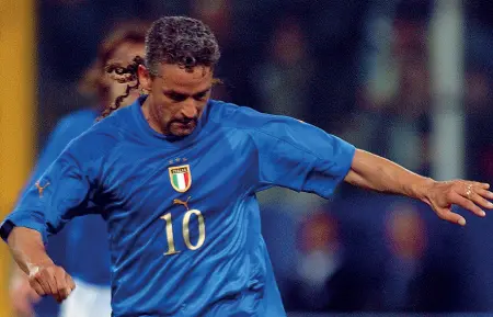  ??  ?? Campione Roberto Baggio con la maglia della Nazionale; il film su Netflix coprirà 22 anni della sua carriera
