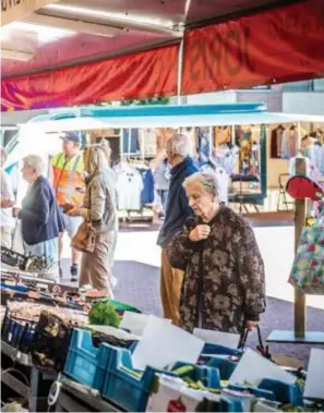  ?? FOTO RAYMOND LEMMENS ?? Op de markt in Achel komt de machtswiss­el binnen het stadsbestu­ur van Hamont-Achel voor velen toch als een verrassing.