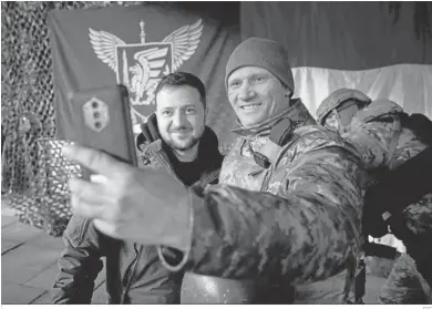  ?? EFE ?? Volodimir Zelensky visitó ayer a las tropas en Sloviansk, Donetsk.