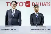  ?? ?? From right: Masahiro Inoue, the next President of Daihatsu and Koji Sato, President of Toyota Motor, attended a news conference yesterday in Tokyo (PHOTO BY YUKI NAKAO)
