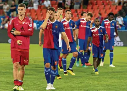  ?? (GEORGIOS KEFALAS/ KEYSTONE) ?? Les joueurs du FC Bâle dépités après leur défaite 0-3 le 1er août à domicile face au PAOK Salonique.