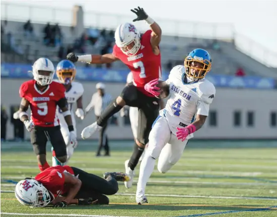  ?? KIRSTEN STICKNEY/SUN-TIMES ?? Simeon’s Andre Crews had 16 carries for 244 yards, including touchdown runs of 85, 80 and 12 yards Saturday against Kenwood.