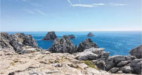  ?? FOTO: BARBARA MILLER ?? Wild und schroff ist das Ende der Welt: Blick vom Pointe de Pen Hir im Westen der Bretagne.