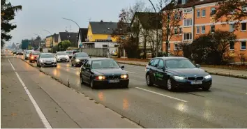  ?? Foto: Bernd Hohlen ?? Momentan ist die alte B 17 in Haunstette­n vierspurig. Die Stadt denkt an eine Verengung auf zwei Spuren.