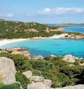  ??  ?? Il luogo Un’immagine della Spiaggia rosa di Budelli, in Sardegna. Fa parte, assieme alle altre isole, del Parco nazionale dell’arcipelago di La Maddalena. Ha una superficie di 1,5 chilometri quadrati