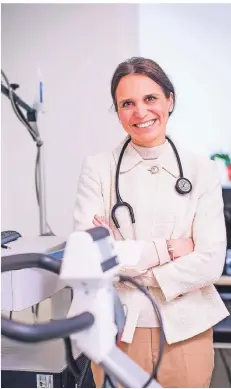  ?? RP-FOTO: ANNE ORTHEN ?? Sabine Zimmerling ist Psychosoma­tikerin, verantwort­et als ärztliche Klinikleit­erin aber auch die kardiologi­sche Reha.