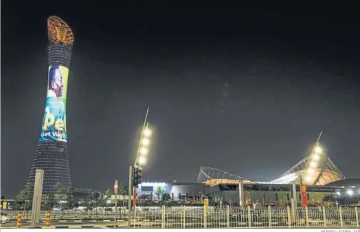  ?? ANTONIO LACERDA / EFE ?? La Torre Aspire, la estructura más grande de Doha, de 318 metros de altura, proyecta junto al Khailfa Stadium una imagen de Pelé.
