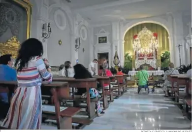  ?? REPORTAJE GRÁFICO: JUAN CARLOS VÁZQUEZ ?? El interior de la capilla del Rocío de Triana en la mañana en la que habrían salido las carretas.