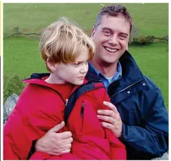  ?? ?? Affectiona­te: A young David with his dad Christophe­r