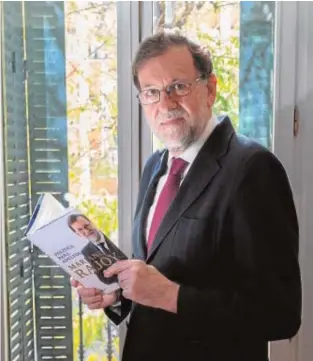  ?? // EFE ?? «ESCRIBIR ME DIVIERTE»
El expresiden­te, que asegura que «hay vida después de la política», posa con su último libro