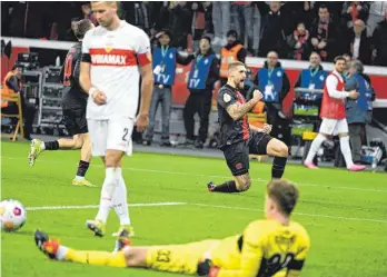 ?? FOTO: ROBERTO PFEIL/AFP ?? Robert Andrich (Mi.) feierte seinen Treffer ausgiebig – zum Missfallen von Sebastian Hoeneß und Co.